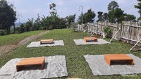 Area lesehan di halaman bumi kula