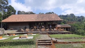 Nongkrong di Cafe Bandung Utara, Ditemani Musik Sunda