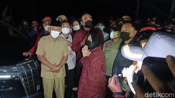 Mensos Risma kunjungi lokasi longsor di Banjarnegara, 21/11/2021