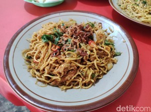 Mlekoh! Bakmi Jowo Nyemek Racikan Mas Anto Dimasak dengan Arang