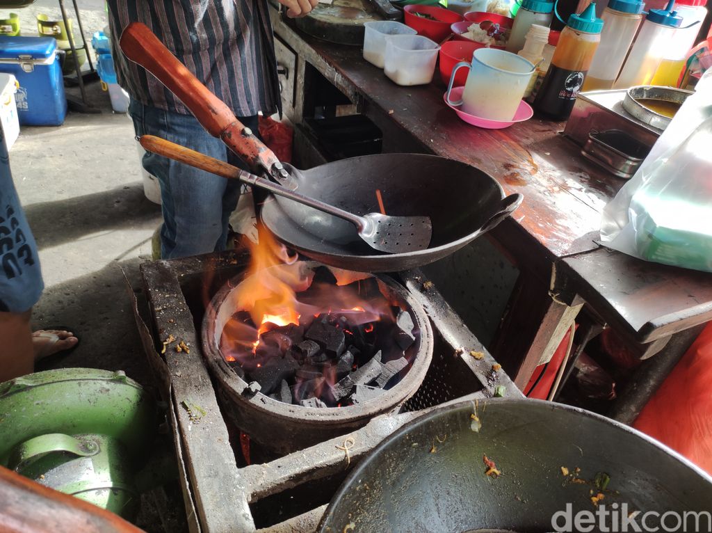 Mlekoh! Bakmi Jowo Nyemek Racikan Mas Anto Dimasak dengan Arang