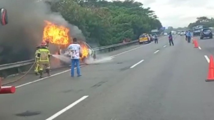 Mobil terbakar di Tol Cipularang