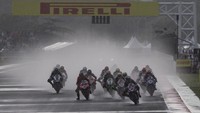 Sempat tertunda akibat gangguan cuaca, Race 2 WSBK Mandalika 2021 digelar pada Minggu (21/11) sore tadi. ANTARA FOTO/SIGID KURNIAWAN.  