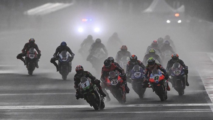 Pebalap Jonathan Rea berhasil finis di urutan pertama dalam Race 2 WSBK Mandalika 2021. Bersama Scott Redding dan Michael van Der Mark, Jonathan Rea naik podium