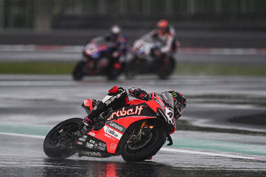 Pebalap Jonathan Rea berhasil finis di urutan pertama dalam Race 2 WSBK Mandalika 2021. Bersama Scott Redding dan Michael van Der Mark, Jonathan Rea naik podium