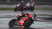 Di Race 2, melengkapi tiga besar diisi oleh Scott Redding, dan peraih podium ketiga Michael van der Mark. ANTARA FOTO/SIGID KURNIAWAN.