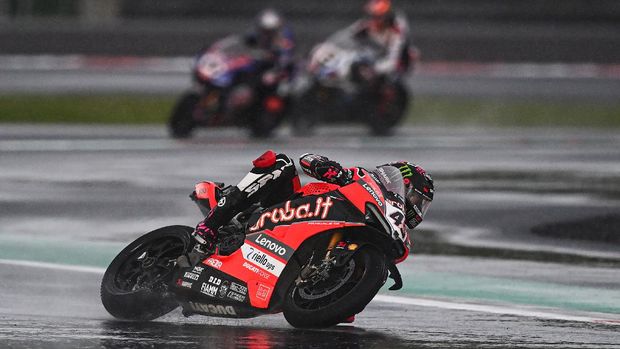 Pebalap Jonathan Rea berhasil finis di urutan pertama dalam Race 2 WSBK Mandalika 2021. Bersama Scott Redding dan Michael van Der Mark, Jonathan Rea naik podium