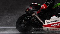 Seperti diketahui, sempat tertunda akibat gangguan cuaca, race 2 WSBK Mandalika 2021 tetap digelar namun jumlah lapnya dikurangi menjadi 12 lap saja. ANTARA FOTO/SIGID KURNIAWAN.