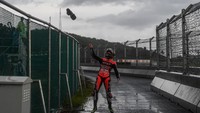 Finis di posisi kedua, Scott Redding tampak melempar sepatunya ke arah penonton seusai menyelesaikan race 2 WorldSBK seri Indonesia 2021 di Pertamina Mandalika International Street Circuit, Lombok Tengah, Nusa Tenggara Barat (NTB). ANTARA FOTO/SIGID KURNIAWAN.