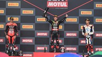 Pebalap Kawasaki Racing Team WorldSBK Jonathan Rea (tengah) mengangkat trofi juara balapan kedua (race 2) WSBK seri Indonesia disaksikan juara dua pebalap Aruba.it Racing - Ducati Scott Redding (kiri) dan juara tiga pembalap BMW Motorrad WorldSBK Team Michael van Der Mark (kanan) di Pertamina Mandalika International Street Circuit, Lombok Tengah, Nusa Tenggara Barat (NTB), Minggu (21/11/2021). ANTARA FOTO/Andika Wahyu.