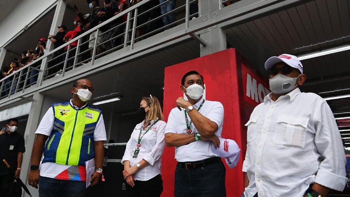 Menteri Koordinator Bidang Maritim dan Investasi Luhut Binsar Pandjaitan mengunjungi Sirkuit Mandalika. Kedatangannya untuk meninjau jalannya balapan WSBK 2021.