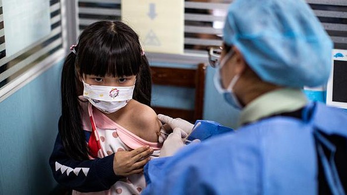 Nangis-Merem, Ragam Ekspresi Bocah di China Saat Divaksin COVID-19 China gencarkan vaksinasi COVID-19 untuk anak usia 3 hingga 11 tahun. Lebih dari 600 ribu anak di Wuhan dilaporkan telah disuntik dosis pertama vaksin COVID-19.