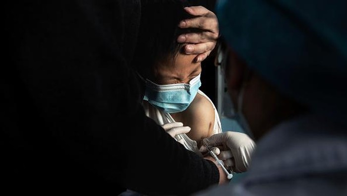 Nangis-Merem, Ragam Ekspresi Bocah di China Saat Divaksin COVID-19 China gencarkan vaksinasi COVID-19 untuk anak usia 3 hingga 11 tahun. Lebih dari 600 ribu anak di Wuhan dilaporkan telah disuntik dosis pertama vaksin COVID-19.