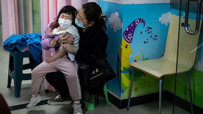 Nangis-Merem, Ragam Ekspresi Bocah di China Saat Divaksin COVID-19 China gencarkan vaksinasi COVID-19 untuk anak usia 3 hingga 11 tahun. Lebih dari 600 ribu anak di Wuhan dilaporkan telah disuntik dosis pertama vaksin COVID-19.