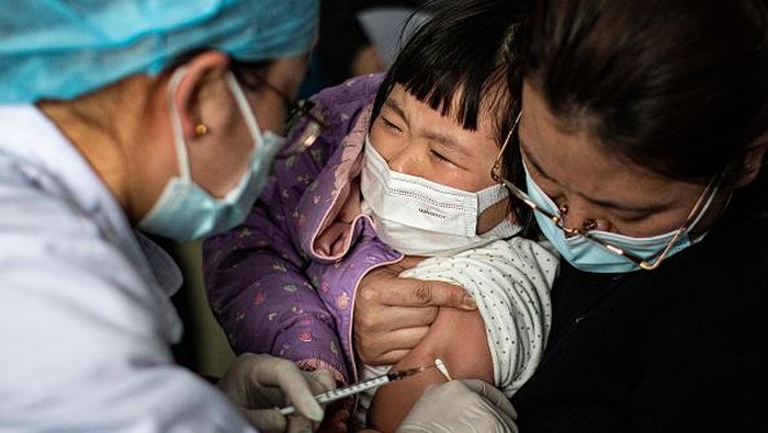 Nangis-Merem, Ragam Ekspresi Bocah di China Saat Divaksin COVID-19 China gencarkan vaksinasi COVID-19 untuk anak usia 3 hingga 11 tahun. Lebih dari 600 ribu anak di Wuhan dilaporkan telah disuntik dosis pertama vaksin COVID-19.