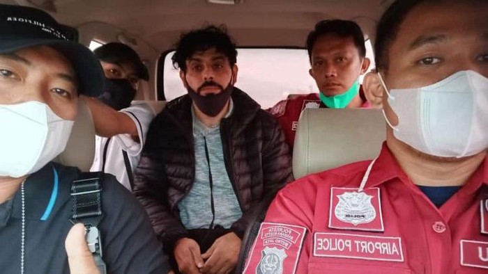 Pelaku penyiraman air keras ke istri saat diamankan polisi.