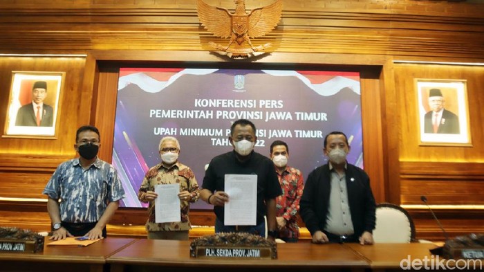 Pemprov Jatim mengumumkan Upah Minimum Provinsi (UMP) untuk tahun 2022. UMP Jatim ditetapkan naik 1,22 persen atau Rp 22.790,04.