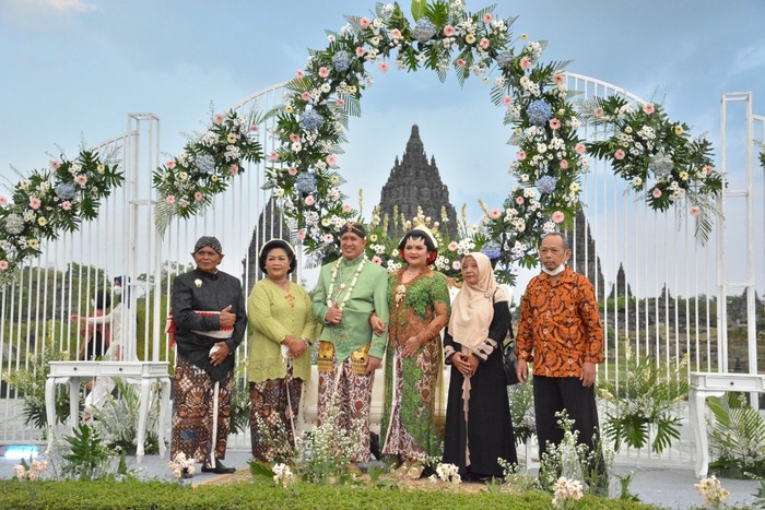 Pernikahan outdoor dengan latar Candi Prambanan