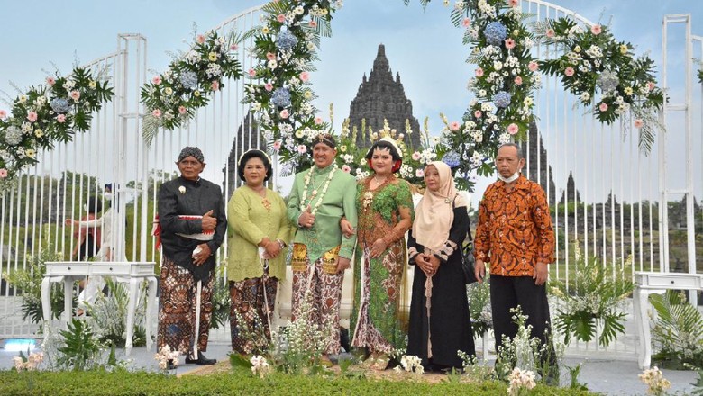 Pernikahan outdoor dengan latar Candi Prambanan Pernikahan outdoor dengan latar Candi Prambanan