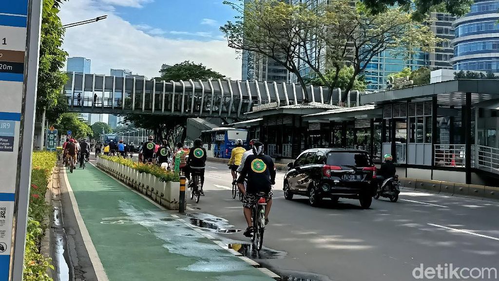 Bandel! Sejumlah Pesepeda Gowes di Luar Jalur Sepeda Sudirman-Thamrin