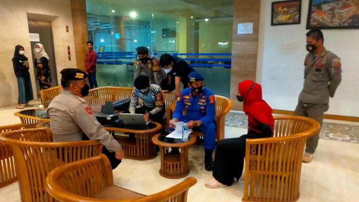 Polisi memeriksa sebuah hotel di kawasan pantai Pangandaran