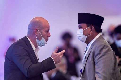 Prabowo Subianto tertangkap kamera tengah berbincang dengan Kuasa Usaha Israel untuk Bahrain, Itay Tagner (Foto: AFP/MAZEN MAHDI)