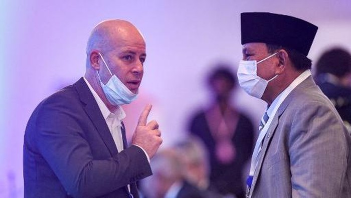 Prabowo Subianto tertangkap kamera tengah berbincang dengan Kuasa Usaha Israel untuk Bahrain, Itay Tagner (Foto: AFP/MAZEN MAHDI)