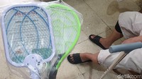 Raket nyamuk terbilang murah meriah, dan lebih nyaman digunakan untuk mengusir nyamuk, dibanding menyalakan obat nyamuk. Foto: Salwa Aisyah Sheilanabilla/detikHealth