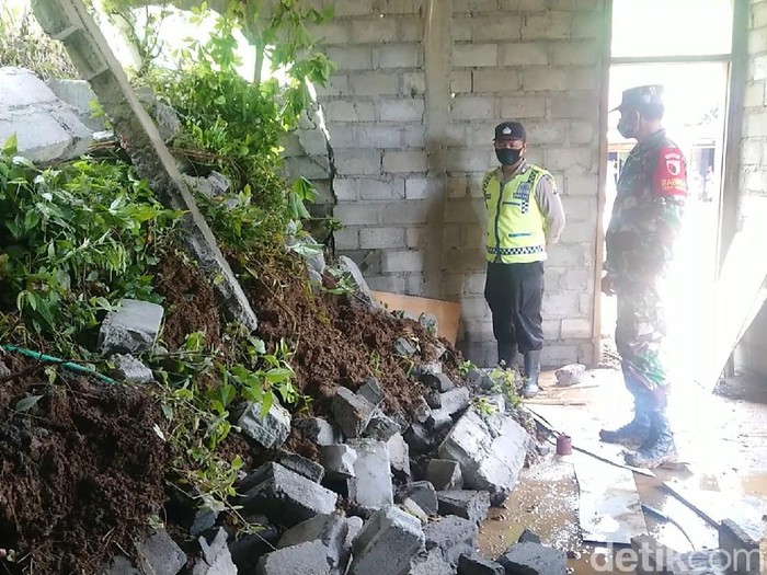 Tanah longsor terjadi di Desa Timahan, Kecamatan Kampak, Trenggalek. Rumah warga rusak parah tertimpa tebing setinggi 10 meter.