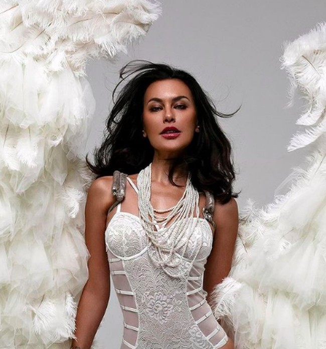 Makeup artist Bubah Alfian yang juga selaku art director di pemotretan tersebut mengaku bahwa fotosyut tersebut adalah foto iseng-iseng belaka untuk portofolio. Foto yang diambil oleh fotografer  Denymirrorcle itu bahkan dilakukan hanya dalam hitungan menit. “Itu foto iseng-iseng. Cuma lima menit aja. Jadi kak Sophia sudah mau pulang, terus aku minta untuk pakai sayap,” ungkap Bubah Alfian kepada Wolipop, Senin (22/11/2021). Foto: dok. Instagram/@sophia_latjuba88