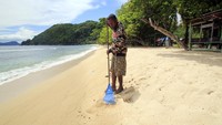 Pantai yang menjadi saksi mata pendaratan tentara sekutu pada perang dunia II dibawah pimpinan Jenderal Mc Arthur tersebut menjadi salahsatu tujuan wisata di Papua.
