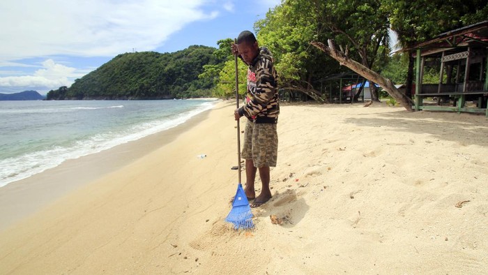 Pantai Base G, Papua, tak hanya memiliki pemandangan yang menawan mata. Pantai ini juga jadi saksi pendaratan tentara Sekutu pada Perang Dunia II.