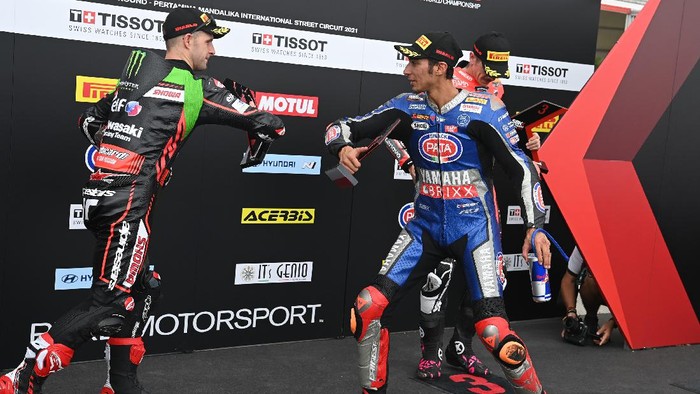 Pembalap Pata Yamaha With Brixx WorldSBK Toprak Razgatlioglu (kanan) melakukan tos siku dengan pembalap Kawasaki Racing Team WorldSBK Jonathan Rea usai sesi kualifikasi WSBK Indonesia 2021 di Pertamina Mandalika International Street Circuit, Lombok Tengah, Nusa Tenggara Barat, Sabtu (20/11/2021). Toprak Razgatlioglu berhasil meraih posisi superpole sekaligus menjadi 
