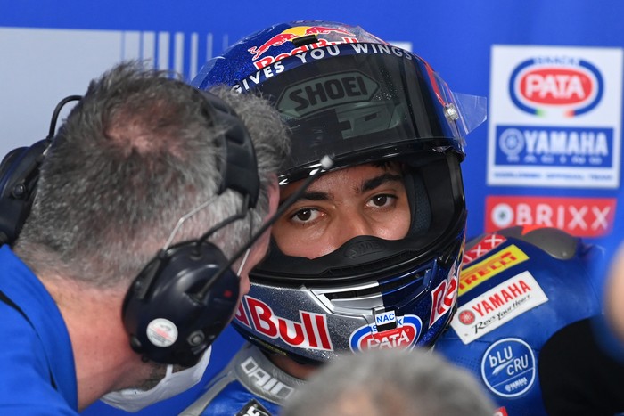 Pembalap Pata Yamaha With Brixx WorldSBK Toprak Razgatlioglu berbincang dengan mekaniknya saat sesi SBK Tissot Superpole WSBK Indonesia 2021 di Pertamina Mandalika International Street Circuit, Lombok Tengah, Nusa Tenggara Barat, Sabtu (20/11/2021). Toprak Razgatlioglu berhasil meraih posisi superpole sekaligus menjadi 
