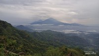 Pemandangan Tiga Gunung yang elegan