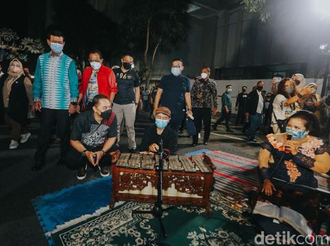 Jalan Tunjungan Surabaya resmi dihidupkan kembali sebagai tempat wisata. Pembukaan jalan bersejarah di Kota Pahlawan itu diberi tajuk 'Tunjungan Romansa'.
