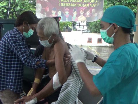 Warga Lumajang diserang babi hutan hingga luka-luka. Kini ia tengah menjalani perawatan di rumah sakit.