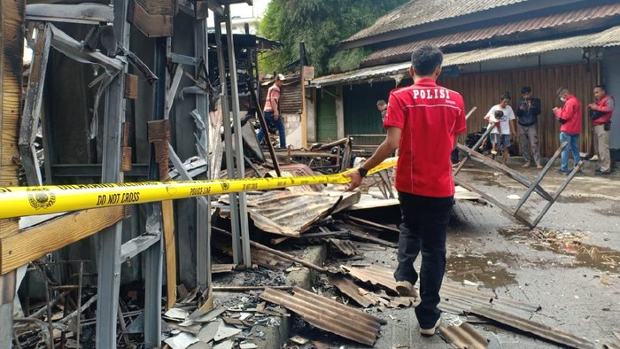 13 kios buku dan peralatan kuliah di samping IPB terbakar