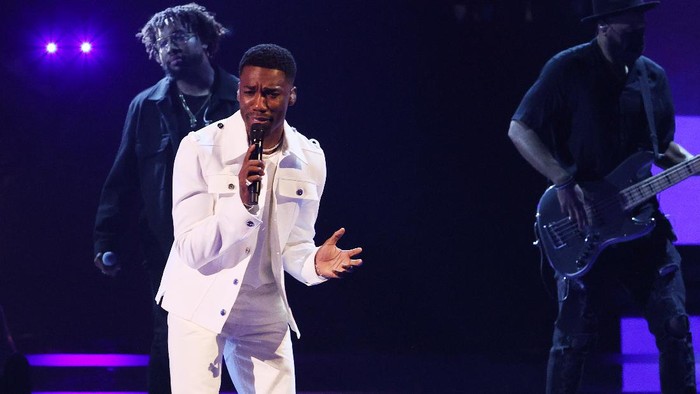 LOS ANGELES, CALIFORNIA - NOVEMBER 21: Givēon performs onstage during the 2021 American Music Awards at Microsoft Theater on November 21, 2021 in Los Angeles, California. (Photo by Kevin Winter/Getty Images for MRC)