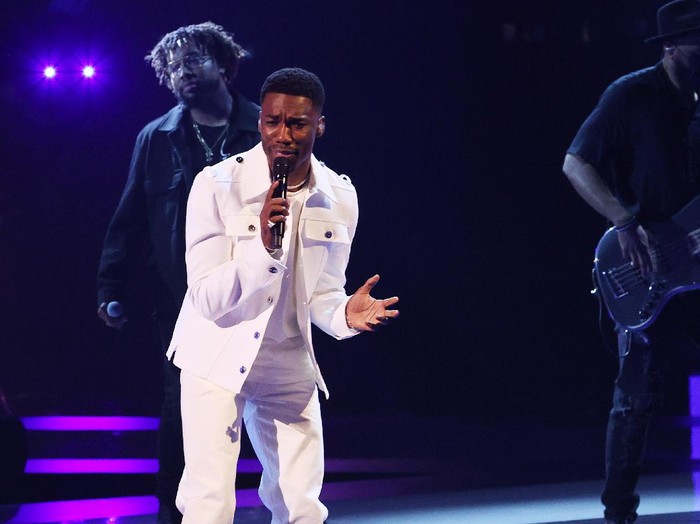 LOS ANGELES, CALIFORNIA - NOVEMBER 21: Givēon performs onstage during the 2021 American Music Awards at Microsoft Theater on November 21, 2021 in Los Angeles, California. (Photo by Kevin Winter/Getty Images for MRC)