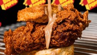 Big Poppa punya racikan fried chicken ala Nashville yang enak. Salah satu menu favoritnya adalah fried chicken dengan paduan buttermilk biscuits dan saus gravy. Lalu ada juga menu 2PAC Tenders, Biggie Tight, dan Thig Nugs. Harganya mulai dari Rp 35 ribu. Foto: bigpoppa.co