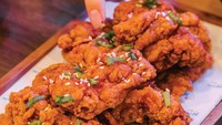 Masih mengusung konsep Korean fried chicken, Namba Chicken di Jalan Gandapura, Bandung bisa kamu coba. Menu fried chicken original tersedia dalam pilihan dengan dan tanpa tulang. Ada juga varian rasa sweet soy garlic, yangnyeom, hingga creamy garlic. Foto: nambachicken