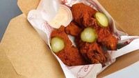 Terinspirasi fried chicken ala Nashville, Amerika, Hundreds Hot Chicken membawa ayam goreng gaya Southern Style ke Bintaro. Menu andalannya The Sandwich hingga Tenders yang empuk juicy. Harga menunya mulai dari Rp 50 ribuan. Foto: hundredshotchicken