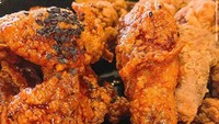 88 Korean Kitchen di Jalan Senayan No. 16, Jakarta Selatan punya fried chicken ala Korea yang layak dicicipi. Kamu bisa pesan porsi setengah atau satu ekor ayam. Ada yang dipadukan dengan chili sauce hingga soy sauce. Harganya mulai dari 90 ribuan. Foto: 88koreankitchen