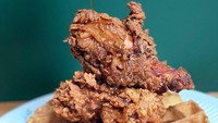 Mau cicip fried chicken khas Georgia? Dapur Ruben yang berlokasi di Gandaria dan Ciputat bisa jadi pilihan. Menu andalannya adalah buttermilk fried chicken dengan cornbread waffle seharga sekitar Rp 95 ribu. Foto: dapurruben