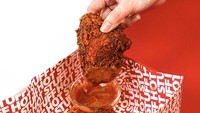Lagi ngehits di kalangan milenial, inilah Hot Stuff Chicken yang menawarkan fried chicken gaya Amerika. Harga setengah ekor ayamnya Rp 143 ribu, bisa pilih tingkat kepedasan sampai super pedas. Ada juga varian Southern BBQ yang menggugah selera. Foto: hotstuff.chicken