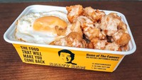 Salty Sam menawarkan salted egg buttermilk chicken yang gurih juicy. Gerainya tersebar di banyak lokasi di Jakarta. Menu Salted Egg x Buttermilk Chicken dibanderol Rp 77 ribu, bisa pilih tidak pedas, saus sambal, atau sambal matah. Kalau suka truffle, ada juga chicken truffle box di sini. Foto: saltysam.id