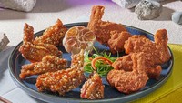 Tak kalah populer, Moon Chicken juga jadi favorit pencinta fried chicken. Menu andalannya adalah Korean chicken wings dan Moon Fried Chicken dengan jumeokbap alias nasi kepal ala Korea. Ada juga chicken wings dengan aneka bumbu. Harga paketnya mulai dari Rp 40 ribuan. Foto: moonchicken.id