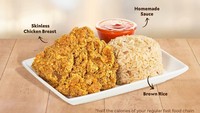 Kalau mau fried chicken yang lebih rendah kalori, buatan Fast Fit bisa dicoba. Gerai makanan ini ada di Jakarta, Tangerang, dan Surabaya. Fried chicken-nya disandingkan dengan pilihan saus hot chilli, honey mustard, dan truffle aioli. Ada juga paket dengan nasi cokelat dan telur orak-arik. Harganya mulai dari Rp 45 ribu. Foto: fastfit.id