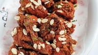 Chir Chir menawarkan Korean fusion chicken. Dari menu fried chicken ada pilihan spicy chicken regular, garlicky chicken regular, dan crispy chicken regular. Untuk varian spicy chicken regular dilengkapi saus pedas ala Chir Chir dan topping almond flakes. Harganya sekitar Rp 128.500. Foto: chirchirindonesia 